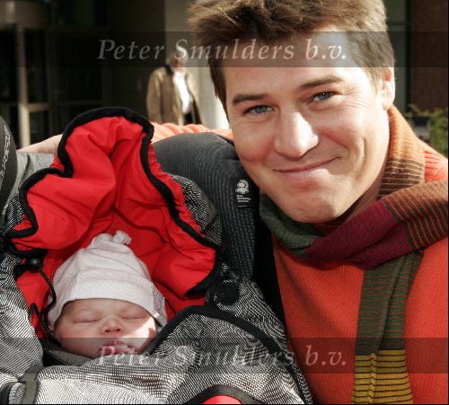 Amstelveen 24 september 2004
Martijn Krabbe verlaat het ziekenhuis met zijn dochter Michelle