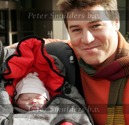 Amstelveen 24 september 2004
Martijn Krabbe verlaat het ziekenhuis met zijn dochter Michelle