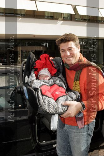 Amstelveen 24 september 2004
Martijn Krabbe verlaat het ziekenhuis met zijn dochter Michelle