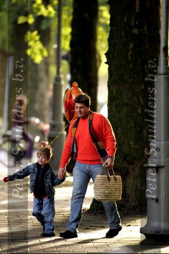 Amstelveen 24 september 2004
Martijn Krabbe  brengt Bickel naar school