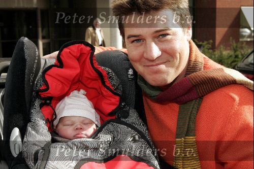 Amstelveen 24 september 2004
Martijn Krabbe verlaat het ziekenhuis met zijn dochter Michelle