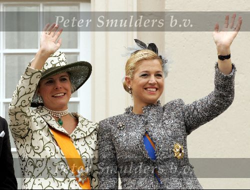 Den Haag 21 september 2004
Prinsjesdag 2004
Prinses Laurentien en Prinses Maxima op bordes paleis Noordeinde