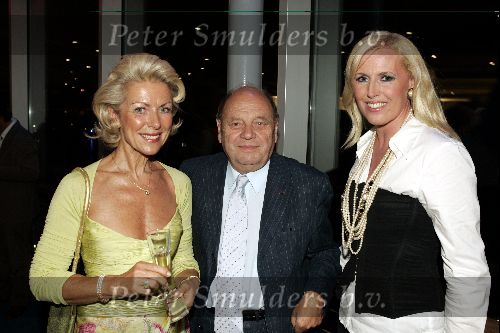 Monaco 10 september 2004
Modeshow Monique Collignon in Grimaldi. 
Monique Collignon met Marjon Lambriks en vriend