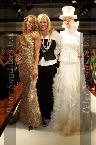 Monaco 10 september 2004
Modeshow Monique Collignon in Grimaldi. 
Monique Collignon met Inge de Bruijn