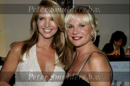 Utrecht 24 september 2004
Premiere Alice in glamourland.
Linda de Mol met  Monique v d Ven