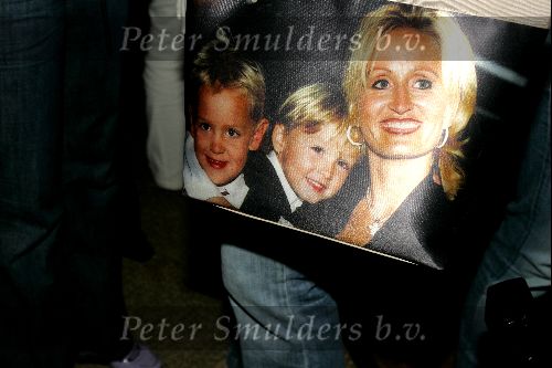 Amsterdam 21 september 2004
Presentatie wijnen Gordon in hotel Blakes.
Natasja Froger met tas met foto van kinderen