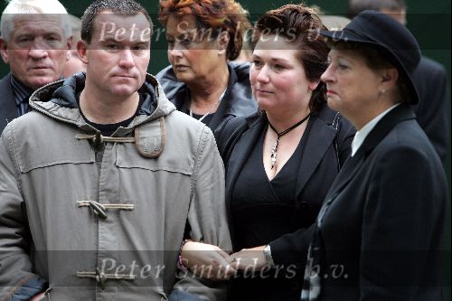 Vinkeveen 28 september 2004
Rachel Hazes en familie vertrekken bij hun huis op weg naar creamtorium Westgaarde.Nathalie Hazes met man