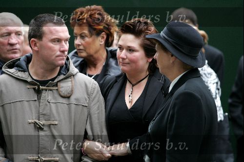 Vinkeveen 28 september 2004
Rachel Hazes en familie vertrekken bij hun huis op weg naar creamtorium Westgaarde.Nathalie Hazes met man