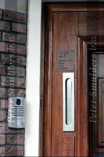 Amsterdam 17 september 2004
Voordeur van Patty Brard waar de naam van Rene Muthert nog steeds op staat.