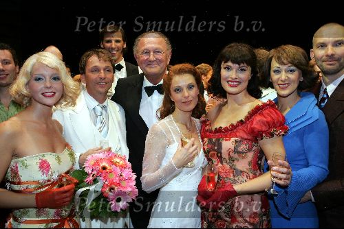 Rotterdam 19 september 2004
Premiere Crazy for You in het nieuwe Luxor.
Chantal Janzen Dick Cohen Joke de Kruijf Anouk v Nes Joop v d Ende Peter Reijn  en Jacqueline Aronson