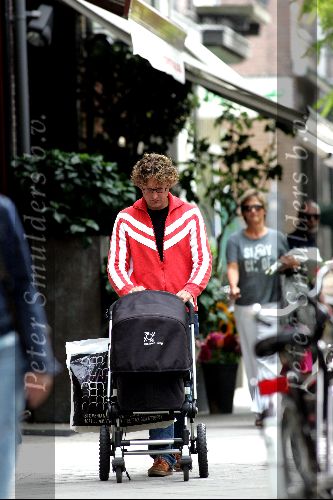 Amsterdam 11 september 2004
Prins Bernhard jr wandelen met kinderwagen op cornelis schuytstraat
