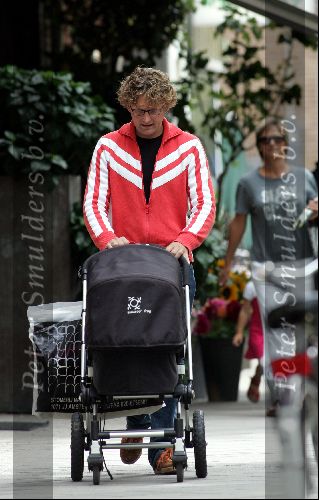 Amsterdam 11 september 2004
Prins Bernhard jr wandelen met kinderwagen op cornelis schuytstraat
