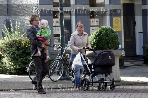 Amsterdam 14 september 2004
Prins Bernhard jr met Isabelle en Prinses Annette achter de kinderwagen.