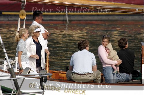 Muiden 4 september 2004
Koningin Beatrix varen met Mabel Wisse Smit Prins Friso Prins Constantijn  Prinses Laurentien Prinses Eloise en Prins Claus Cazimir op Groene Draeck