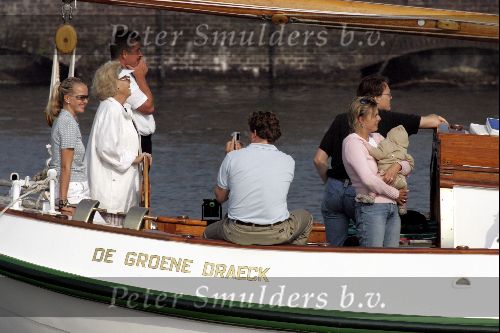 Muiden 4 september 2004
Koningin Beatrix varen met Mabel Wisse Smit Prins Friso met digitale camera Prins Constantijn  Prinses Laurentien Prinses Eloise en Prins Claus Cazimir
Groene Draeck