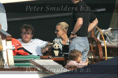 Muiden 4 september 2004
Koningin Beatrix varen met Mabel Wisse Smit Prins Friso Prins Constantijn  Prinses Laurentien Prinses Eloise en Prins Claus Cazimir