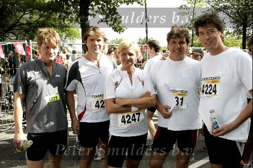 Zaandam 19 september 2004
Dam tot Dam Loop. Caroline Tensen met Peter Gallas en Marc Klein Essink   Prins Pieter Christiaan en Rene Froger