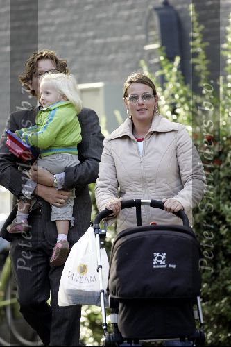 Amsterdam 14 september 2004
Prins Bernhard jr met Isabelle en Prinses Annette achter de kinderwagen.