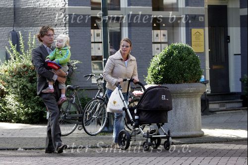 Amsterdam 14 september 2004
Prins Bernhard jr met Isabelle en Prinses Annette achter de kinderwagen.