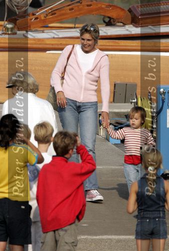 Muiden 4 september 2004
Koningin Beatrix varen met Mabel Wisse Smit Prins Friso Prins Constantijn  Prinses Laurentien Prinses Eloise en Prins Claus Cazimir
