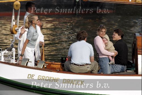 Muiden 4 september 2004
Koningin Beatrix varen met Mabel Wisse Smit Prins Friso Prins Constantijn  Prinses Laurentien Prinses Eloise en Prins Claus Cazimir op Groene Draeck