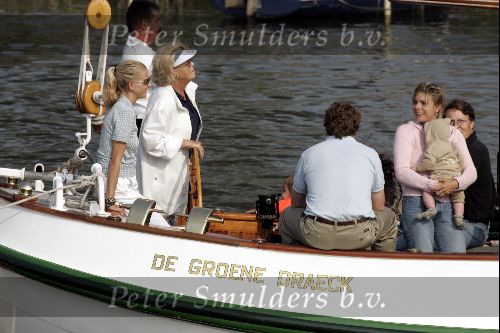 Muiden 4 september 2004
Koningin Beatrix varen met Mabel Wisse Smit Prins Friso Prins Constantijn  Prinses Laurentien Prinses Eloise en Prins Claus Cazimir op Groene Draeck