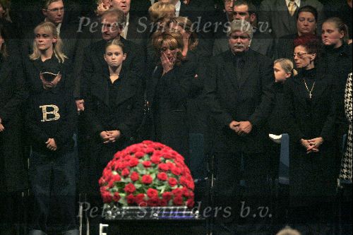Amsterdam 27 september 2004
Afscheid Andre Hazes in de Amsterdam Arena
Rachel hazes met Andre jr Roxanne en vader