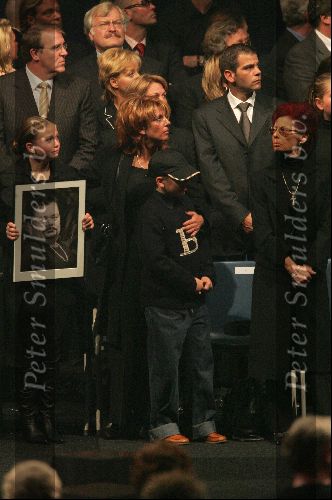 Amsterdam 27 september 2004
Afscheid Andre Hazes in de Amsterdam Arena
Rachel Hazes met Roxanne en Andre jr