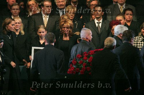 Amsterdam 27 september 2004
Afscheid Andre Hazes in de Amsterdam Arena
Rachel Hazes met Roxanne en Andre jr