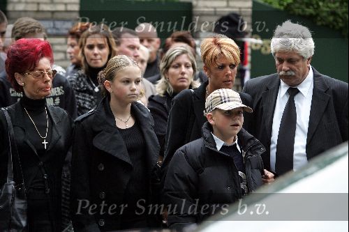 Vinkeveen 28 september 2004
Rachel Hazes en familie vertrekken bij hun huis op weg naar creamtorium Westgaarde. Rachel met ouders