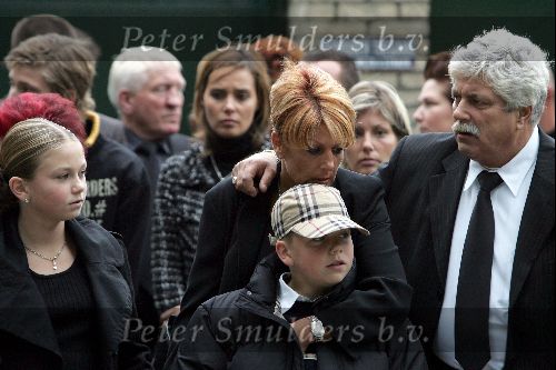 Vinkeveen 28 september 2004
Rachel Hazes en familie vertrekken bij hun huis op weg naar creamtorium Westgaarde. Rachel met ouders