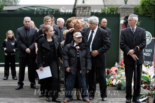 Vinkeveen 28 september 2004
Rachel Hazes en familie vertrekken bij hun huis op weg naar creamtorium Westgaarde. Rachel met ouders