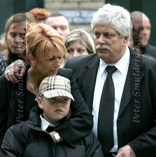 Vinkeveen 28 september 2004
Rachel Hazes en familie vertrekken bij hun huis op weg naar creamtorium Westgaarde. Rachel met ouders