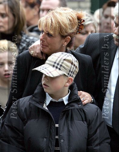Vinkeveen 28 september 2004
Rachel Hazes en familie vertrekken bij hun huis op weg naar creamtorium Westgaarde. Rachel met ouders