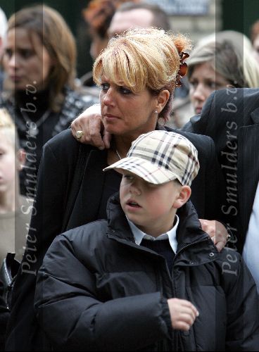 Vinkeveen 28 september 2004
Rachel Hazes en familie vertrekken bij hun huis op weg naar creamtorium Westgaarde. Rachel met ouders