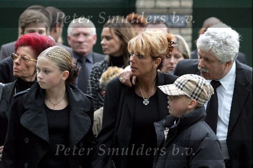 Vinkeveen 28 september 2004
Rachel Hazes en familie vertrekken bij hun huis op weg naar creamtorium Westgaarde. Rachel met ouders