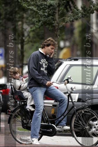 Amsterdam 18 september 2004
Reinout Oerlemans met Tijmen op fiets en gsm