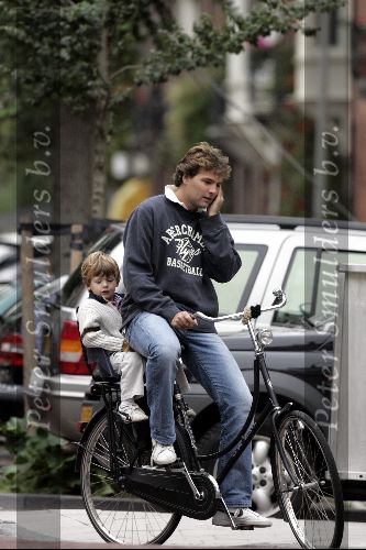 Amsterdam 18 september 2004
Reinout Oerlemans met Tijmen op fiets en gsm