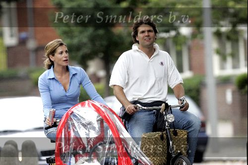 Amsterdam 18 september 2004
Reinout Oerlemans met Danielle Overgaag en Tijmen en Fiene op de fiets