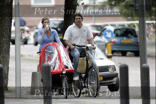 Amsterdam 18 september 2004
Reinout Oerlemans met Danielle Overgaag en Tijmen en Fiene op de fiets
