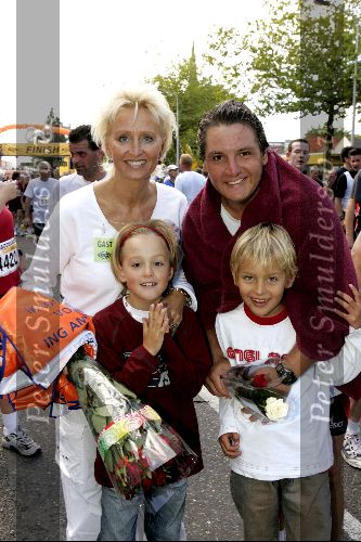 Zaandam 19 september 2004
Dam tot Dam Loop. Rene Froger met Natasja en Didier en Maxim