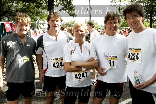 Zaandam 19 september 2004
Dam tot Dam Loop. Caroline Tensen met Peter Gallas en Marc Klein Essink   Prins Pieter Christiaan en Rene Froger