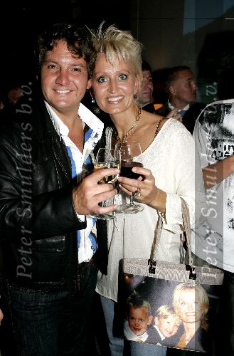 Amsterdam 21 september 2004
Presentatie wijnen Gordon in hotel Blakes.
Rene Froger met Natasja en tas met foto kinderen