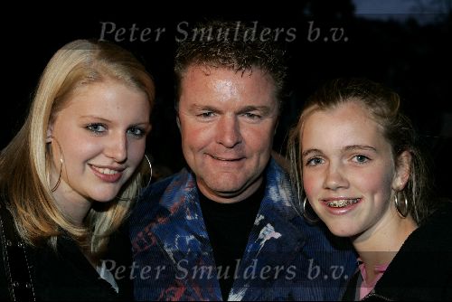 Utrecht 24 september 2004
Premiere Alice in glamourland.
Rene Mioch met dochters