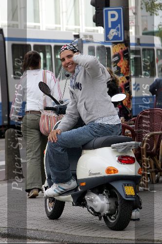 Amsterdam 17 september 2004
Rodrigo Otazu op scooter met gsm en hoofddoek