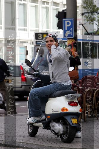Amsterdam 17 september 2004
Rodrigo Otazu op scooter met gsm en hoofddoek