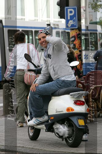 Amsterdam 17 september 2004
Rodrigo Otazu op scooter met gsm en hoofddoek