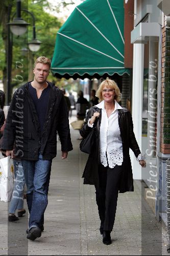 Amsterdam 17 september 2004
Sheila de Vries met zoon op de Cornelis Schuytstraat