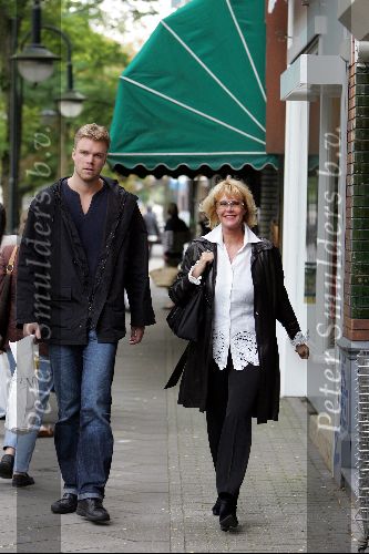 Amsterdam 17 september 2004
Sheila de Vries met zoon op de Cornelis Schuytstraat