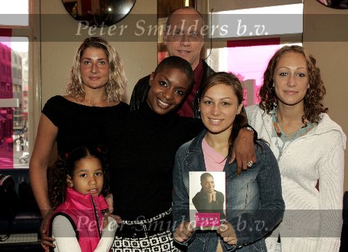 Amsterdam 21 september 2004
Presentatie boek Sylvana Simons.
Sylvana Simons met man en kinderen